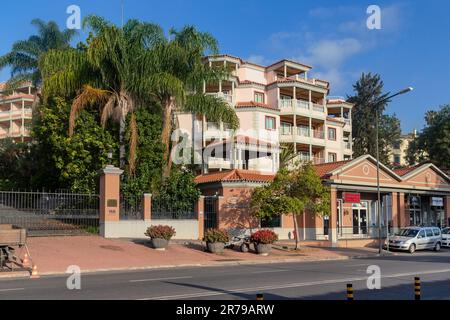 FUNCHAL, PORTUGAL - 20. AUGUST 2021: Dies ist ein stilisiertes, modernes Luxushotel der Stadt. Stockfoto