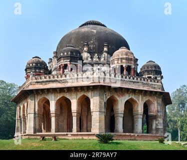 Muhammad Shah Grab im Lodhi-Garten von Neu Delhi, Indien, Mausoleum des Muhammad Shah mit acht Chhatri und einer gigantischen Kuppel, Beautifu Stockfoto