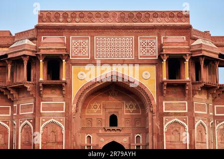 Dekorative Gebäude und Mauern im Inneren der roten Festung Agra in Indien, wunderschöne Architekturelemente des antiken indischen Gebäudes, rote Festung in Agra erbaut Stockfoto