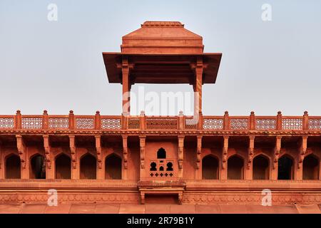 Dekorative Gebäude und Mauern im Inneren der roten Festung Agra in Indien, wunderschöne Architekturelemente des antiken indischen Gebäudes, rote Festung in Agra erbaut Stockfoto