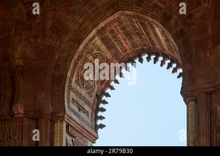 Alai Darwaza Wahrzeichen Teil Qutb Komplex in Süd-Delhi, Indien, Alai Darwaza Haupteingang dekoriert mit rotem Sandstein und Intarsien weißen Marmordekoraten Stockfoto