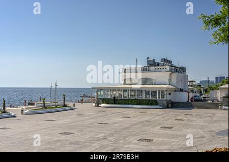 Odessa, Ukraine 14.06.2023. Ufer des Lanzheron Beach in Odessa, Ukraine, an einem sonnigen Sommermorgen Stockfoto