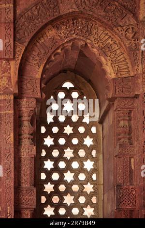 Dekorative Fensterläden des Alai Darwaza Wahrzeichen des Qutb Komplexes in Süd-Delhi, Indien, roter Sandstein und eingelegter weißer Marmorfenster Stockfoto