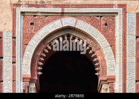 Alai Darwaza Wahrzeichen Teil Qutb Komplex in Süd-Delhi, Indien, Alai Darwaza Haupttor mit Kuppeldach dekoriert mit rotem Sandstein und Intarsien aus weißem Marmor Stockfoto