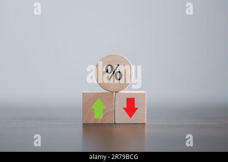 Holzwürfel mit Prozentsymbol, Prozentpfeilen und aufwärts steigenden Pfeilen auf Holzwürfeln schließen. Die Zinssätze für Hypothekarkredite steigen oder der Preis steigt Stockfoto