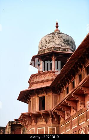 Chhatri halb offene, kuppelförmige Pavillon der roten Festung Agra in Indien, wunderschöne Architekturelemente des antiken indischen Gebäudes, rote Festung in Agr Stockfoto