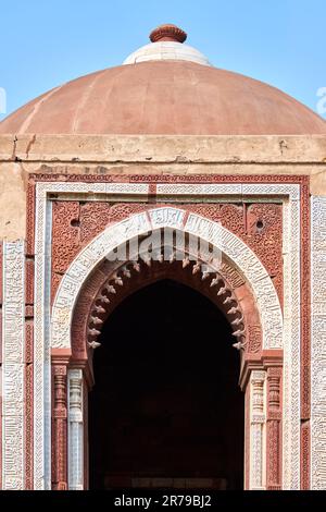 Alai Darwaza Wahrzeichen Teil Qutb Komplex in Süd-Delhi, Indien, Alai Darwaza Haupttor mit Kuppeldach dekoriert mit rotem Sandstein und Intarsien aus weißem Marmor Stockfoto