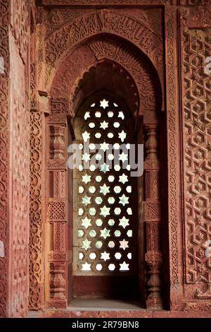 Dekorative Fensterläden des Alai Darwaza Wahrzeichen des Qutb Komplexes in Süd-Delhi, Indien, roter Sandstein und eingelegter weißer Marmorfenster Stockfoto