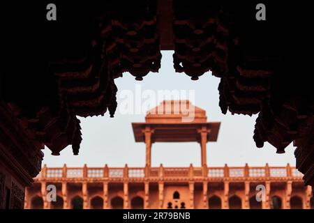 Dekorative Gebäude und Mauern im Inneren der roten Festung Agra in Indien, wunderschöne Architekturelemente des antiken indischen Gebäudes, rote Festung in Agra erbaut Stockfoto