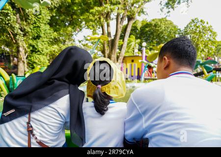 Rückansicht einer gemeinsamen Familienurlaube in einem Erholungspark Stockfoto