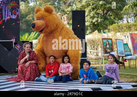New Delhi, Indien - 10.12.2022 - Kinder Partyquizze und Wettbewerbe, lustige Kinderspiele mit Kinderunterhaltung in einem großen Spielzeugbär Stockfoto