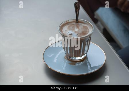 Eine Nahaufnahme von einem Glas Kaffee, serviert in einem Café Stockfoto