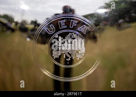 Berlin, Deutschland. 14. Juni 2023. Fußball, Europameisterschaft: Das UEFA-Logo ist auf dem Henri Delaunay Cup (Nachbildung) der Fußball-Europameisterschaft im Garten des Kanzleramts zu sehen. Ein Jahr vor Beginn der Europameisterschaft 2024 in Deutschland informiert der Deutsche Fußballverband (DFB) über den Stand der Vorbereitungen. Kredit: Michael Kappeler/dpa/Alamy Live News Stockfoto