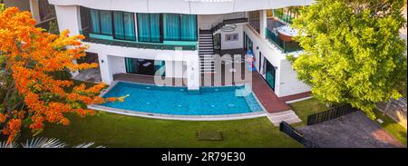 Blick aus der Vogelperspektive auf eine Villa in Hua hin, Thailand Stockfoto