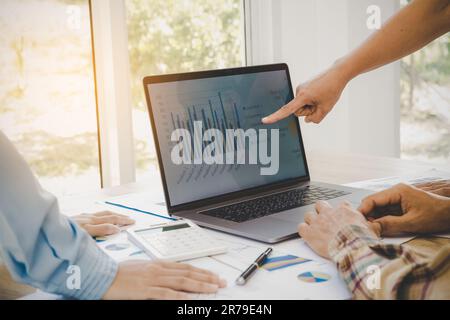 Business Advisor analysiert Finanzzahlen, die den Fortschritt in der Arbeit des Unternehmens Design Ideas Concept angeben. Stockfoto