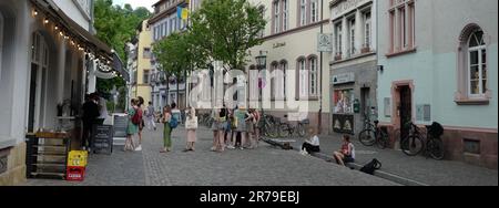 Junge Leute warten in Freiburg im Breisgau auf handgemachte Sandwiches Stockfoto