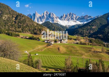 St. Magdalena-Santa Maddalena mit Odle (Geislergruppe), Dolomiten, Villnoss-Funes, Trentino-Alto Adige/Sudtirol, Italien Stockfoto