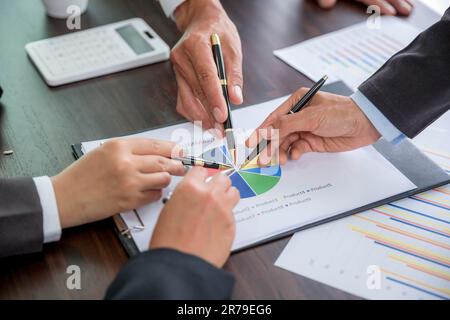 Nahaufnahme des Erfolgs der Gruppenhand Geschäftsleute, die im Büro zusammenarbeiten. Vielfalt von Geschäftsleuten und Geschäftsleuten, die an Meeti teilnehmen Stockfoto