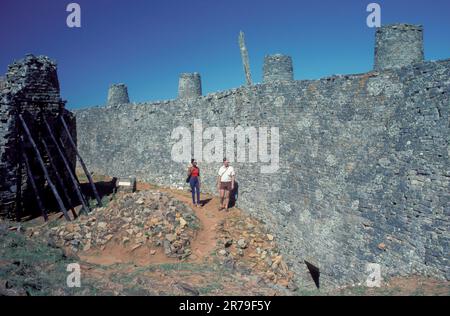 Simbabwe, Ruinen des Großen Simbabwe Dies ist die Außenwand des Hügelkomplexes mit Türmen und Monolithen Stockfoto