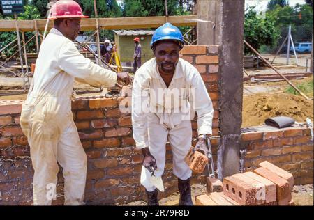 Simbabwe, Harare. Bauarbeiter bei der Arbeit mit Neubauten von Häusern Stockfoto