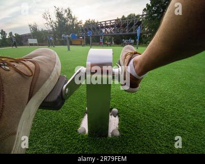 Reifer Mann, der in einem Outdoor-Sportpark radelt. Gesundes aktives Altern Stockfoto