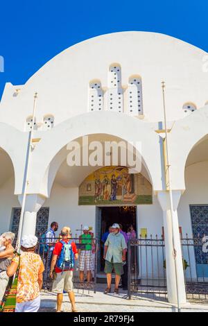 Touristen vor der Candlemas Heilig-orthodoxen Metropolitankathedrale der Thira-Orthodoxen Kathedrale mit kunstvollem Glockenturm Stockfoto