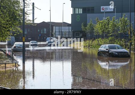 Lichfield Road, Birmingham 14. Juni 2023 - Eine große Straße in Birmingham wurde nach dem Bruch einer großen Wasserleitung, die mehrere Fahrzeuge überflutete, unter Wasser gesetzt. Der Vorfall ereignete sich auf der Lichfield Road, die in der Nähe von Birminghams Spaghetti Junction verläuft. Das Hochwasser lief auch die Aston Hall Road hinunter und überflutete 6 Fahrzeuge, und 5 Fahrzeuge waren auf der Lichfield Road gestrandet. Die Feuerwehr von West Midlands sperrte mehrere Straßen und verursachte so ein frühmorgendliches Chaos in den Hauptverkehrszeiten. Die Feuerwehr von West Midlands sagte in einer Erklärung: 'Heute Morgen (Mittwoch, 14. Juni) gibt es umfangreiche Überschwemmungen, die die Lichfield Road von Aston in Birmingham betreffen, folgen Sie Stockfoto