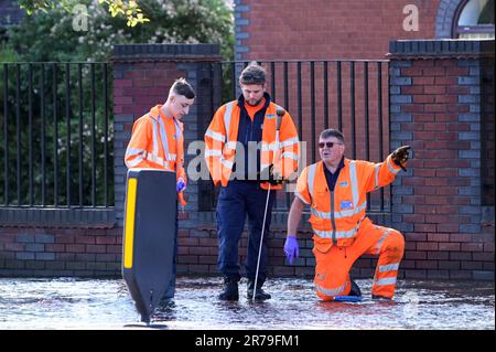 Lichfield Road, Birmingham 14. Juni 2023 - Eine große Straße in Birmingham wurde nach dem Bruch einer großen Wasserleitung, die mehrere Fahrzeuge überflutete, unter Wasser gesetzt. Der Vorfall ereignete sich auf der Lichfield Road, die in der Nähe von Birminghams Spaghetti Junction verläuft. Das Hochwasser lief auch die Aston Hall Road hinunter und überflutete 6 Fahrzeuge, und 5 Fahrzeuge waren auf der Lichfield Road gestrandet. Die Feuerwehr von West Midlands sperrte mehrere Straßen und verursachte so ein frühmorgendliches Chaos in den Hauptverkehrszeiten. Die Feuerwehr von West Midlands sagte in einer Erklärung: 'Heute Morgen (Mittwoch, 14. Juni) gibt es umfangreiche Überschwemmungen, die die Lichfield Road von Aston in Birmingham betreffen, folgen Sie Stockfoto