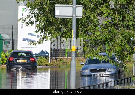 Lichfield Road, Birmingham 14. Juni 2023 - Eine große Straße in Birmingham wurde nach dem Bruch einer großen Wasserleitung, die mehrere Fahrzeuge überflutete, unter Wasser gesetzt. Der Vorfall ereignete sich auf der Lichfield Road, die in der Nähe von Birminghams Spaghetti Junction verläuft. Das Hochwasser lief auch die Aston Hall Road hinunter und überflutete 6 Fahrzeuge, und 5 Fahrzeuge waren auf der Lichfield Road gestrandet. Die Feuerwehr von West Midlands sperrte mehrere Straßen und verursachte so ein frühmorgendliches Chaos in den Hauptverkehrszeiten. Die Feuerwehr von West Midlands sagte in einer Erklärung: 'Heute Morgen (Mittwoch, 14. Juni) gibt es umfangreiche Überschwemmungen, die die Lichfield Road von Aston in Birmingham betreffen, folgen Sie Stockfoto