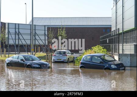 Lichfield Road, Birmingham 14. Juni 2023 - Eine große Straße in Birmingham wurde nach dem Bruch einer großen Wasserleitung, die mehrere Fahrzeuge überflutete, unter Wasser gesetzt. Der Vorfall ereignete sich auf der Lichfield Road, die in der Nähe von Birminghams Spaghetti Junction verläuft. Das Hochwasser lief auch die Aston Hall Road hinunter und überflutete 6 Fahrzeuge, und 5 Fahrzeuge waren auf der Lichfield Road gestrandet. Die Feuerwehr von West Midlands sperrte mehrere Straßen und verursachte so ein frühmorgendliches Chaos in den Hauptverkehrszeiten. Die Feuerwehr von West Midlands sagte in einer Erklärung: 'Heute Morgen (Mittwoch, 14. Juni) gibt es umfangreiche Überschwemmungen, die die Lichfield Road von Aston in Birmingham betreffen, folgen Sie Stockfoto