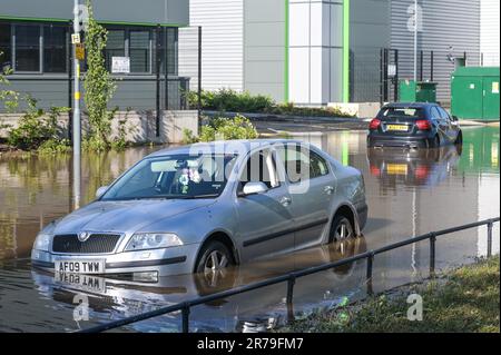 Lichfield Road, Birmingham 14. Juni 2023 - Eine große Straße in Birmingham wurde nach dem Bruch einer großen Wasserleitung, die mehrere Fahrzeuge überflutete, unter Wasser gesetzt. Der Vorfall ereignete sich auf der Lichfield Road, die in der Nähe von Birminghams Spaghetti Junction verläuft. Das Hochwasser lief auch die Aston Hall Road hinunter und überflutete 6 Fahrzeuge, und 5 Fahrzeuge waren auf der Lichfield Road gestrandet. Die Feuerwehr von West Midlands sperrte mehrere Straßen und verursachte so ein frühmorgendliches Chaos in den Hauptverkehrszeiten. Die Feuerwehr von West Midlands sagte in einer Erklärung: 'Heute Morgen (Mittwoch, 14. Juni) gibt es umfangreiche Überschwemmungen, die die Lichfield Road von Aston in Birmingham betreffen, folgen Sie Stockfoto