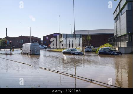 Lichfield Road, Birmingham 14. Juni 2023 - Eine große Straße in Birmingham wurde nach dem Bruch einer großen Wasserleitung, die mehrere Fahrzeuge überflutete, unter Wasser gesetzt. Der Vorfall ereignete sich auf der Lichfield Road, die in der Nähe von Birminghams Spaghetti Junction verläuft. Das Hochwasser lief auch die Aston Hall Road hinunter und überflutete 6 Fahrzeuge, und 5 Fahrzeuge waren auf der Lichfield Road gestrandet. Die Feuerwehr von West Midlands sperrte mehrere Straßen und verursachte so ein frühmorgendliches Chaos in den Hauptverkehrszeiten. Die Feuerwehr von West Midlands sagte in einer Erklärung: 'Heute Morgen (Mittwoch, 14. Juni) gibt es umfangreiche Überschwemmungen, die die Lichfield Road von Aston in Birmingham betreffen, folgen Sie Stockfoto