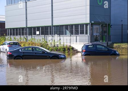 Lichfield Road, Birmingham 14. Juni 2023 - Eine große Straße in Birmingham wurde nach dem Bruch einer großen Wasserleitung, die mehrere Fahrzeuge überflutete, unter Wasser gesetzt. Der Vorfall ereignete sich auf der Lichfield Road, die in der Nähe von Birminghams Spaghetti Junction verläuft. Das Hochwasser lief auch die Aston Hall Road hinunter und überflutete 6 Fahrzeuge, und 5 Fahrzeuge waren auf der Lichfield Road gestrandet. Die Feuerwehr von West Midlands sperrte mehrere Straßen und verursachte so ein frühmorgendliches Chaos in den Hauptverkehrszeiten. Die Feuerwehr von West Midlands sagte in einer Erklärung: 'Heute Morgen (Mittwoch, 14. Juni) gibt es umfangreiche Überschwemmungen, die die Lichfield Road von Aston in Birmingham betreffen, folgen Sie Stockfoto