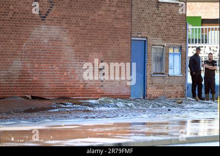 Lichfield Road, Birmingham 14. Juni 2023 - Eine große Straße in Birmingham wurde nach dem Bruch einer großen Wasserleitung, die mehrere Fahrzeuge überflutete, unter Wasser gesetzt. Der Vorfall ereignete sich auf der Lichfield Road, die in der Nähe von Birminghams Spaghetti Junction verläuft. Das Hochwasser lief auch die Aston Hall Road hinunter und überflutete 6 Fahrzeuge, und 5 Fahrzeuge waren auf der Lichfield Road gestrandet. Die Feuerwehr von West Midlands sperrte mehrere Straßen und verursachte so ein frühmorgendliches Chaos in den Hauptverkehrszeiten. Die Feuerwehr von West Midlands sagte in einer Erklärung: 'Heute Morgen (Mittwoch, 14. Juni) gibt es umfangreiche Überschwemmungen, die die Lichfield Road von Aston in Birmingham betreffen, folgen Sie Stockfoto