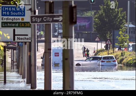 Lichfield Road, Birmingham 14. Juni 2023 - Eine große Straße in Birmingham wurde nach dem Bruch einer großen Wasserleitung, die mehrere Fahrzeuge überflutete, unter Wasser gesetzt. Der Vorfall ereignete sich auf der Lichfield Road, die in der Nähe von Birminghams Spaghetti Junction verläuft. Das Hochwasser lief auch die Aston Hall Road hinunter und überflutete 6 Fahrzeuge, und 5 Fahrzeuge waren auf der Lichfield Road gestrandet. Die Feuerwehr von West Midlands sperrte mehrere Straßen und verursachte so ein frühmorgendliches Chaos in den Hauptverkehrszeiten. Die Feuerwehr von West Midlands sagte in einer Erklärung: 'Heute Morgen (Mittwoch, 14. Juni) gibt es umfangreiche Überschwemmungen, die die Lichfield Road von Aston in Birmingham betreffen, folgen Sie Stockfoto