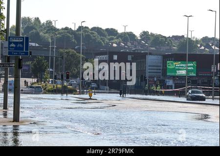 Lichfield Road, Birmingham 14. Juni 2023 - Eine große Straße in Birmingham wurde nach dem Bruch einer großen Wasserleitung, die mehrere Fahrzeuge überflutete, unter Wasser gesetzt. Der Vorfall ereignete sich auf der Lichfield Road, die in der Nähe von Birminghams Spaghetti Junction verläuft. Das Hochwasser lief auch die Aston Hall Road hinunter und überflutete 6 Fahrzeuge, und 5 Fahrzeuge waren auf der Lichfield Road gestrandet. Die Feuerwehr von West Midlands sperrte mehrere Straßen und verursachte so ein frühmorgendliches Chaos in den Hauptverkehrszeiten. Die Feuerwehr von West Midlands sagte in einer Erklärung: 'Heute Morgen (Mittwoch, 14. Juni) gibt es umfangreiche Überschwemmungen, die die Lichfield Road von Aston in Birmingham betreffen, folgen Sie Stockfoto