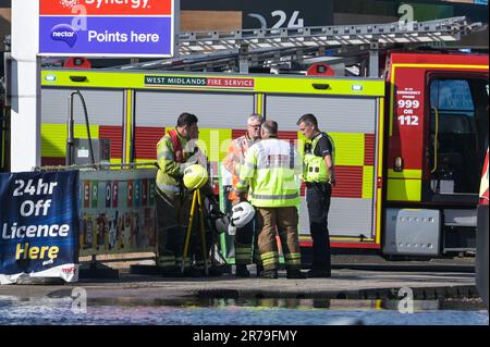 Lichfield Road, Birmingham 14. Juni 2023 - Eine große Straße in Birmingham wurde nach dem Bruch einer großen Wasserleitung, die mehrere Fahrzeuge überflutete, unter Wasser gesetzt. Der Vorfall ereignete sich auf der Lichfield Road, die in der Nähe von Birminghams Spaghetti Junction verläuft. Das Hochwasser lief auch die Aston Hall Road hinunter und überflutete 6 Fahrzeuge, und 5 Fahrzeuge waren auf der Lichfield Road gestrandet. Die Feuerwehr von West Midlands sperrte mehrere Straßen und verursachte so ein frühmorgendliches Chaos in den Hauptverkehrszeiten. Die Feuerwehr von West Midlands sagte in einer Erklärung: 'Heute Morgen (Mittwoch, 14. Juni) gibt es umfangreiche Überschwemmungen, die die Lichfield Road von Aston in Birmingham betreffen, folgen Sie Stockfoto