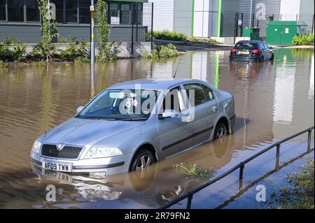 Lichfield Road, Birmingham 14. Juni 2023 - Eine große Straße in Birmingham wurde nach dem Bruch einer großen Wasserleitung, die mehrere Fahrzeuge überflutete, unter Wasser gesetzt. Der Vorfall ereignete sich auf der Lichfield Road, die in der Nähe von Birminghams Spaghetti Junction verläuft. Das Hochwasser lief auch die Aston Hall Road hinunter und überflutete 6 Fahrzeuge, und 5 Fahrzeuge waren auf der Lichfield Road gestrandet. Die Feuerwehr von West Midlands sperrte mehrere Straßen und verursachte so ein frühmorgendliches Chaos in den Hauptverkehrszeiten. Die Feuerwehr von West Midlands sagte in einer Erklärung: 'Heute Morgen (Mittwoch, 14. Juni) gibt es umfangreiche Überschwemmungen, die die Lichfield Road von Aston in Birmingham betreffen, folgen Sie Stockfoto