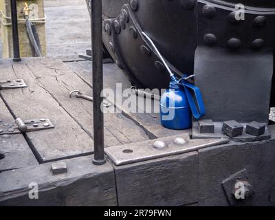 Blauer Ölkanister am Motor von Puffin Billy im Beamish Museum, County Durham, Großbritannien Stockfoto