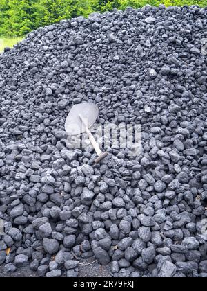 Kohlehaufen an der Dampfeisenbahnstation mit verlassenen Schaufeln, die im Beamish Museum, County Durham, Großbritannien, verwendet werden sollen Stockfoto