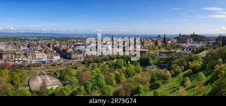 Panaroma im Stadtzentrum von Edinburgh mit Princes Street Gardens in Edinburgh, Schottland, Großbritannien. Stockfoto