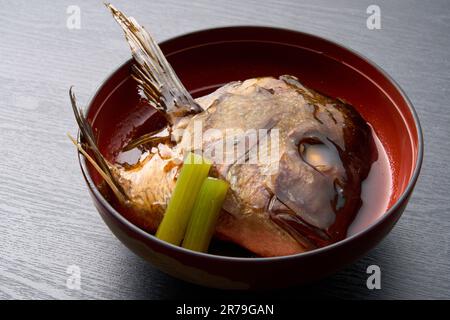 Japanisches Essen, gekochtes Meerbrassen-Köpfchen Stockfoto