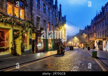 Abend in der Stadt Edinburgh in Schottland, malerische Cockburn Street in der Altstadt bei Abenddämmerung. Stockfoto