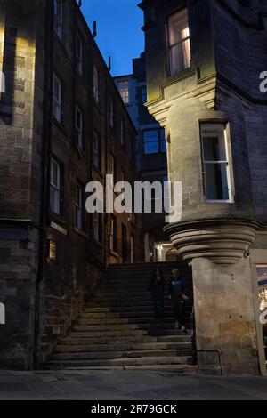 Die mittelalterliche Stadt Edinburgh bei Nacht in Schottland, empfiehlt Close, eine enge steile Gasse mit Sternen in der Altstadt. Stockfoto