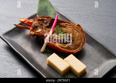 Japanische Küche, auf Fliesen gegrillter Hummer Stockfoto