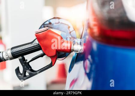 Auto tanken an der Tankstelle. Tanken Tanken mit Benzin Benzin. Zapfsäule Tanken die Düse in den Tank des Autos an der Tankstelle. Erdölindustrie Stockfoto