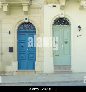 Zweifarbige Vordertür in Paola, Malta (blau und türkis) Stockfoto