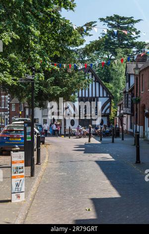 Im Thomas Oken Tea Rooms, Castle Street, Warwick, England, Großbritannien, saßen die Leute draußen und genossen die Sonne Stockfoto