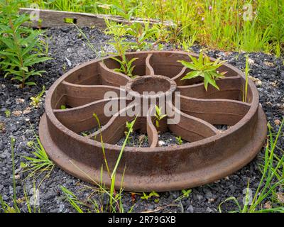 Georgian Waggonway, ein altes verlassenes rostiges Rad, das in der Nähe des Bahnhofs im Beamish Museum, County Durham, Großbritannien, liegt Stockfoto