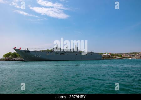 TCG Anadolu oder L-400 Amphibienschiff in Istanbul. Rüstungsindustrie von Turkiye. Istanbul Turkiye - 5.24.2023 Stockfoto